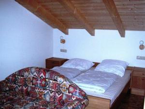 レーゲンにあるHaus-am-Waldの木製の天井のベッドルームのベッド1台