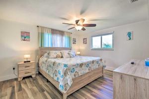 Ένα ή περισσότερα κρεβάτια σε δωμάτιο στο Englewood Escape with Screened-In Pool and Grill! +24 φωτογραφίες