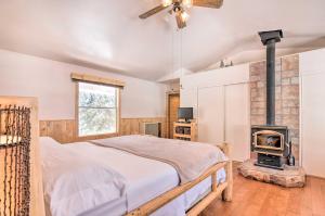 Ένα ή περισσότερα κρεβάτια σε δωμάτιο στο Spacious Duck Creek Village Cabin with Hot Tub!
