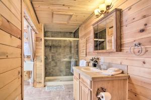 Ένα μπάνιο στο Spacious Duck Creek Village Cabin with Hot Tub! +28 φωτογραφίες