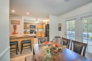 Una cocina y un comedor con mesa y sillas. en Fire Pit and Grill Tranquil Retreat in Hot Springs, en Hot Springs Village