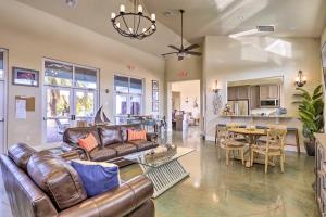 Merritt Island Townhome with Community Pool!休息區