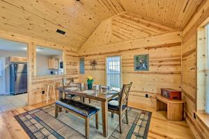 comedor con techo de madera, mesa y sillas en Breathtaking Elkin Getaway with Vineyard Views!, en Elkin