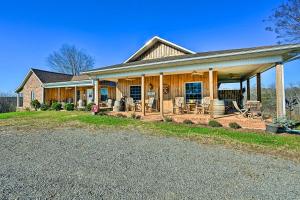 Una casa con un gran porche con muebles. en Breathtaking Elkin Getaway with Vineyard Views!, en Elkin