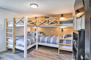 2 stapelbedden in een kamer met houten wanden bij The Retreat on Reno Home with Hot Tub and Deck! in Reeds Spring