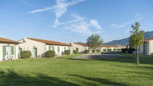 eine Reihe von Häusern mit grünem Rasen in der Unterkunft Eden Park Resort in Pisa