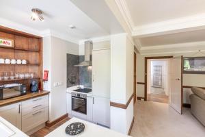 Kuchyň nebo kuchyňský kout v ubytování Lorimer Apartment