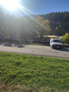 Ein weißer Van fährt eine Straße entlang in der Unterkunft Boost Your Immo Les Deux Alpes Chalets d'or 792 in Les Deux Alpes