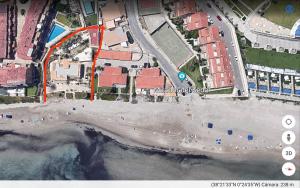 un mapa de una playa con una línea roja en Extraordinario apartamento a pie de playa en Chalet Roquetes, en Alicante