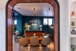 um quarto com um arco com cadeiras à volta de uma mesa em Hôtel Toujours & Spa em Paris