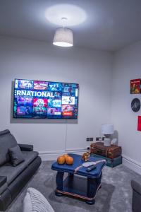 En tv och/eller ett underhållningssystem på BV Classic 3 Bedrooms At Cliff Oak Leeds Perfect For Contractors