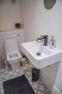 Bathroom sa BV Classic 3 Bedrooms At Cliff Oak Leeds Perfect For Contractors