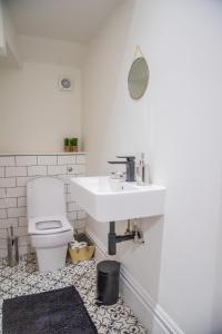 Ένα μπάνιο στο BV Classic 3 Bedrooms At Cliff Oak Leeds Perfect For Contractors