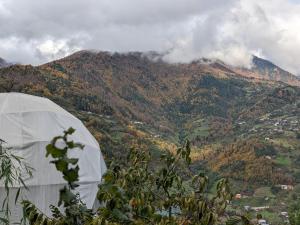Vista generica sulle montagne o vista sulle montagne dall'interno di questo campeggio di lusso