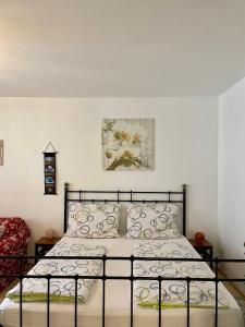 ein Schlafzimmer mit einem Bett und einem Bild an der Wand in der Unterkunft Grazer Spatz in Graz