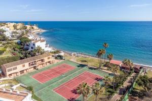 Fotografie z fotogalerie ubytování Studio on the beach, with pool, bar and tennis v destinaci Sitio de Calahonda