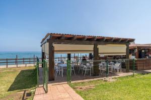 Fotografie z fotogalerie ubytování Studio on the beach, with pool, bar and tennis v destinaci Sitio de Calahonda