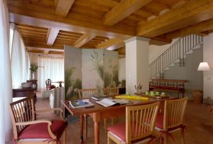 een eetkamer met een houten tafel en stoelen bij Fattoria Casamora - Villa Le Magnolie in Pian di Scò