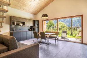 cocina y sala de estar con mesa y sillas en Pixnerhof Chalet Natyra en Ciardes