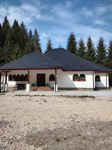 una casa blanca con techo negro en ZEN SPOT Satic, en Sătic