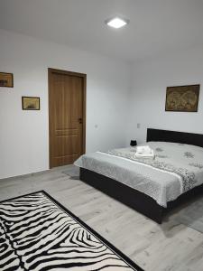 una camera con letto e tappeto zebrato di ZEN SPOT Satic a Sătic