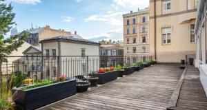 een balkon met potplanten en een houten loopbrug bij Stabu Terrace in Rīga