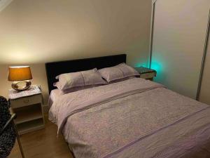 ein Schlafzimmer mit einem großen Bett mit zwei Nachttischen in der Unterkunft Beautiful 1-Bed studio Lickey Hills Birmingham in Birmingham