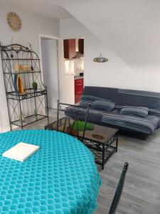 sala de estar con sofá y mesa en Paimpol appartement port,gare et commerce a pied en Paimpol