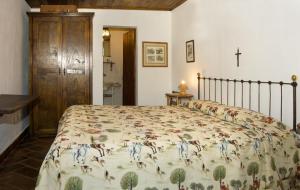 a bedroom with a bed and a dresser at Quinta do Brejo - Turismo Equestre in Mafra