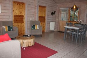 ein Wohnzimmer mit einem Tisch und Stühlen in einer Hütte in der Unterkunft Chalet Nieuw Beusink in Winterswijk