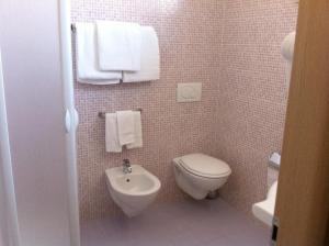 un piccolo bagno con servizi igienici e lavandino di Hotel Giardino a Modugno