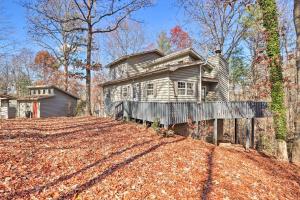 une maison au sommet d'un tas de feuilles dans l'établissement Pet-Friendly Serenity Now Cottage with Deck!, à Murphy