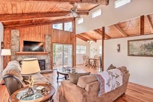 Foto sihtkohas Murphy asuva majutusasutuse Pet-Friendly Serenity Now Cottage with Deck! galeriist