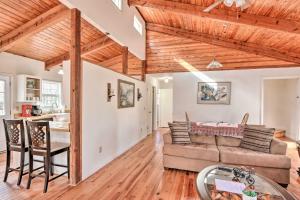 Foto sihtkohas Murphy asuva majutusasutuse Pet-Friendly Serenity Now Cottage with Deck! galeriist