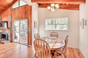 Foto sihtkohas Murphy asuva majutusasutuse Pet-Friendly Serenity Now Cottage with Deck! galeriist +22 fotot