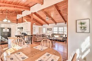 Il dispose d'une cuisine et d'un salon avec un plafond en bois. dans l'établissement Pet-Friendly Serenity Now Cottage with Deck!, à Murphy