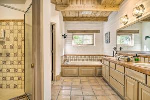 une salle de bain avec une baignoire et un lavabo dans l'établissement Las Cruces Home La Casa Blanca with Courtyard, à Las Cruces 29 autres photos