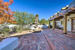 une passerelle en briques avec une fontaine dans une cour dans l'établissement Las Cruces Home La Casa Blanca with Courtyard, à Las Cruces