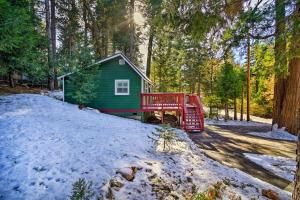 Running Springs Cabin with Deck and Forest Views v zimě