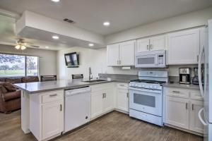 Gallery image of Comfy Bakersfield Townhome - Fire Pit and Patio in Bakersfield