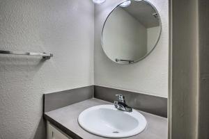 un baño con lavabo y espejo en Comfy Bakersfield Townhome - Fire Pit and Patio, en Bakersfield 22 fotos más
