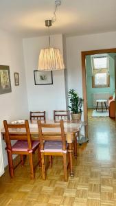 a dining room with a wooden table and chairs at Grazer Schwalbe in Graz