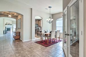 Φωτογραφία από το άλμπουμ του San Antonio Retreat with Fireplace and Pool Access! σε Bulverde +26 φωτογραφίες