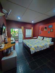 1 dormitorio con 1 cama grande y escritorio en Rim Than View Resort, en Ubon Ratchathani