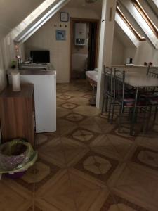 um quarto com uma cozinha, uma mesa e cadeiras em Cozy Ferienapartment in Golßen nahe Tropical Island em Golßen