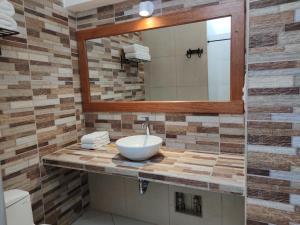 ein Bad mit einem Waschbecken und einem Spiegel in der Unterkunft Hosteria de Anita in Cusco
