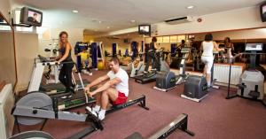 eine Gruppe von Personen in einem Fitnessstudio auf Laufbändern in der Unterkunft La Villette Hotel in St Martin Guernsey