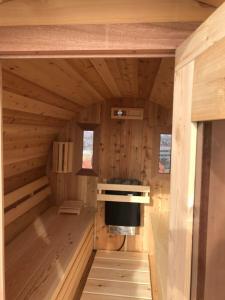 Кухня або міні-кухня у HderH-GlampingDeVeluwe, privé keuken, sauna, hottub en sanitair, op vakantiepark De IJsvogel met zwembaden en alle faciliteiten