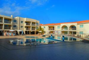 un hotel con piscina frente a un edificio en Great Kings Resorts, en Protaras