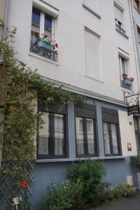 ル・アーヴルにあるLes Gîtes du Monde , Appartements 2 chambres- 4 lits simples modulables en lits doublesの白い建物